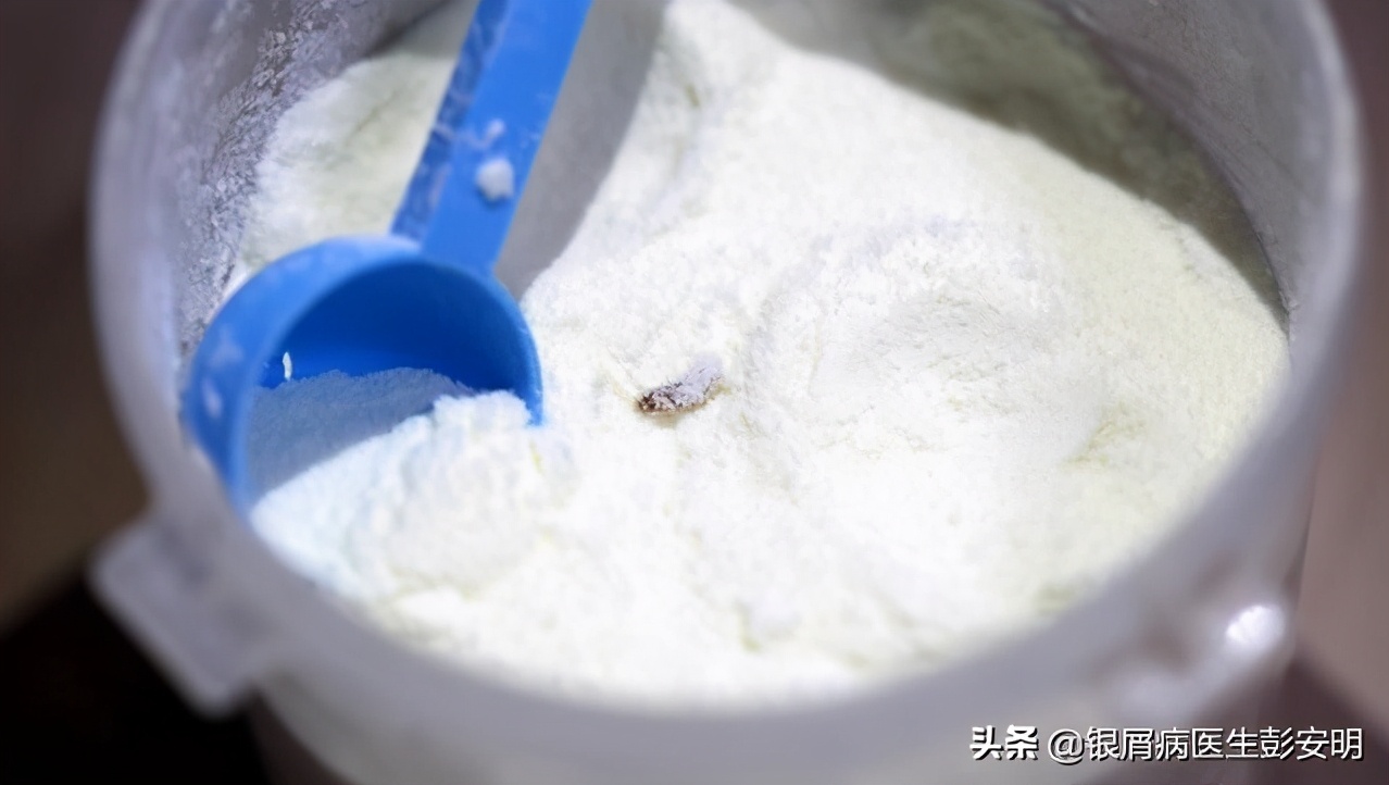 过期的奶粉还在喝？8岁男童被送进医院，银屑病恶化