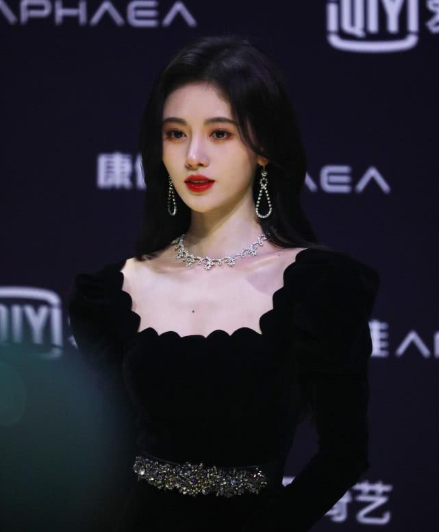 底妆斑驳卡粉怎么补救,精致底妆不卡粉教程