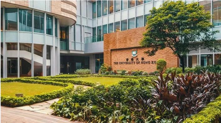 内地女在港读研被“黄丝”*脑洗**成惯犯，悼念凶徒现场被抓！香港入境处职员发帖煽动杀港警被判半年！