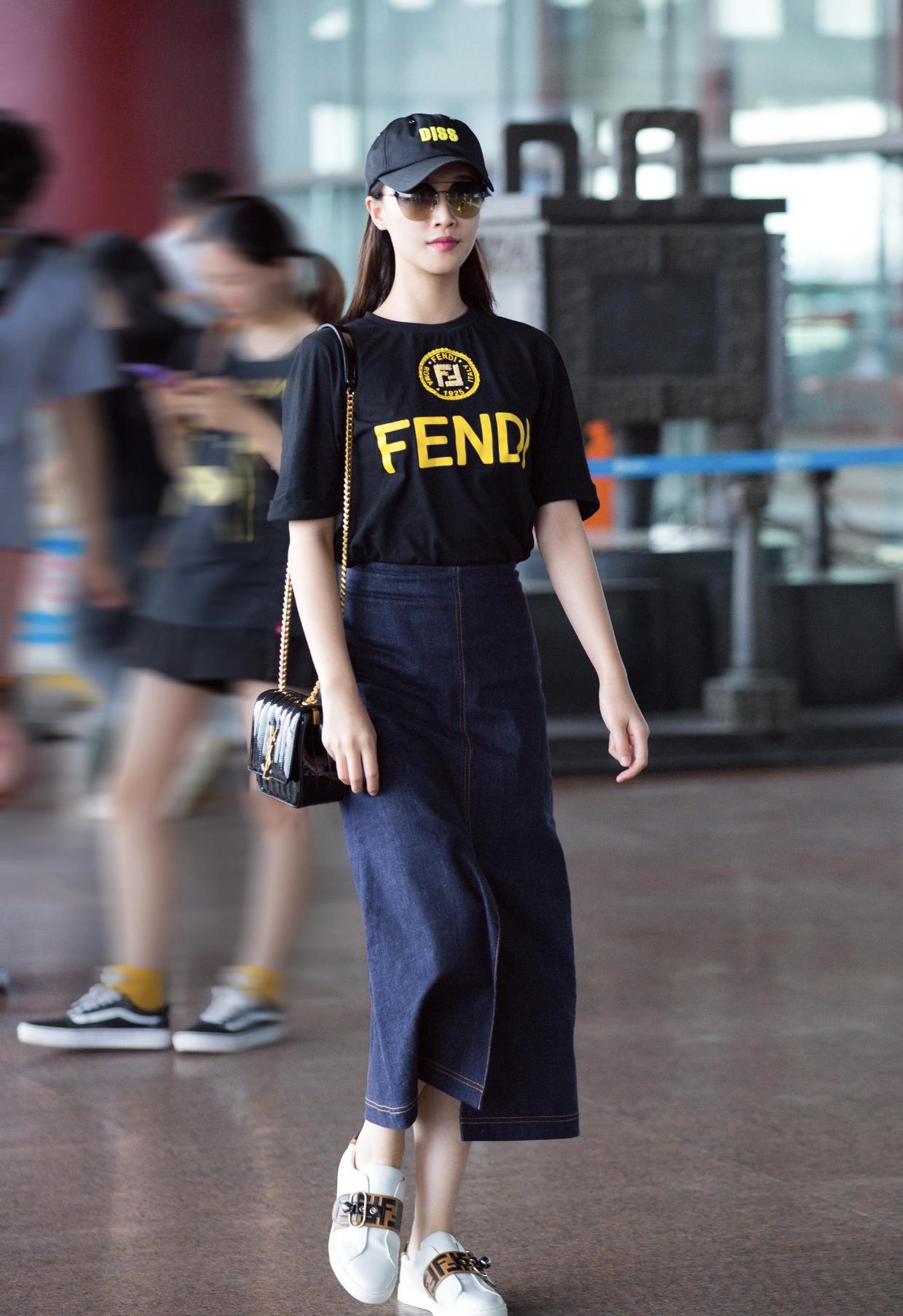 周迅穿白t恤配阔腿裤低调,周迅穿蓝色t恤