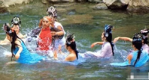 女生的包包里究竟可以装什么？哈哈哈，这操作笑死我了