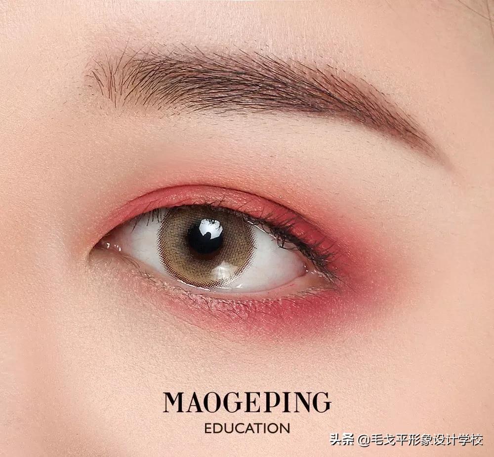 红色眼妆怎么画显大又干净,红色眼妆不画眼线