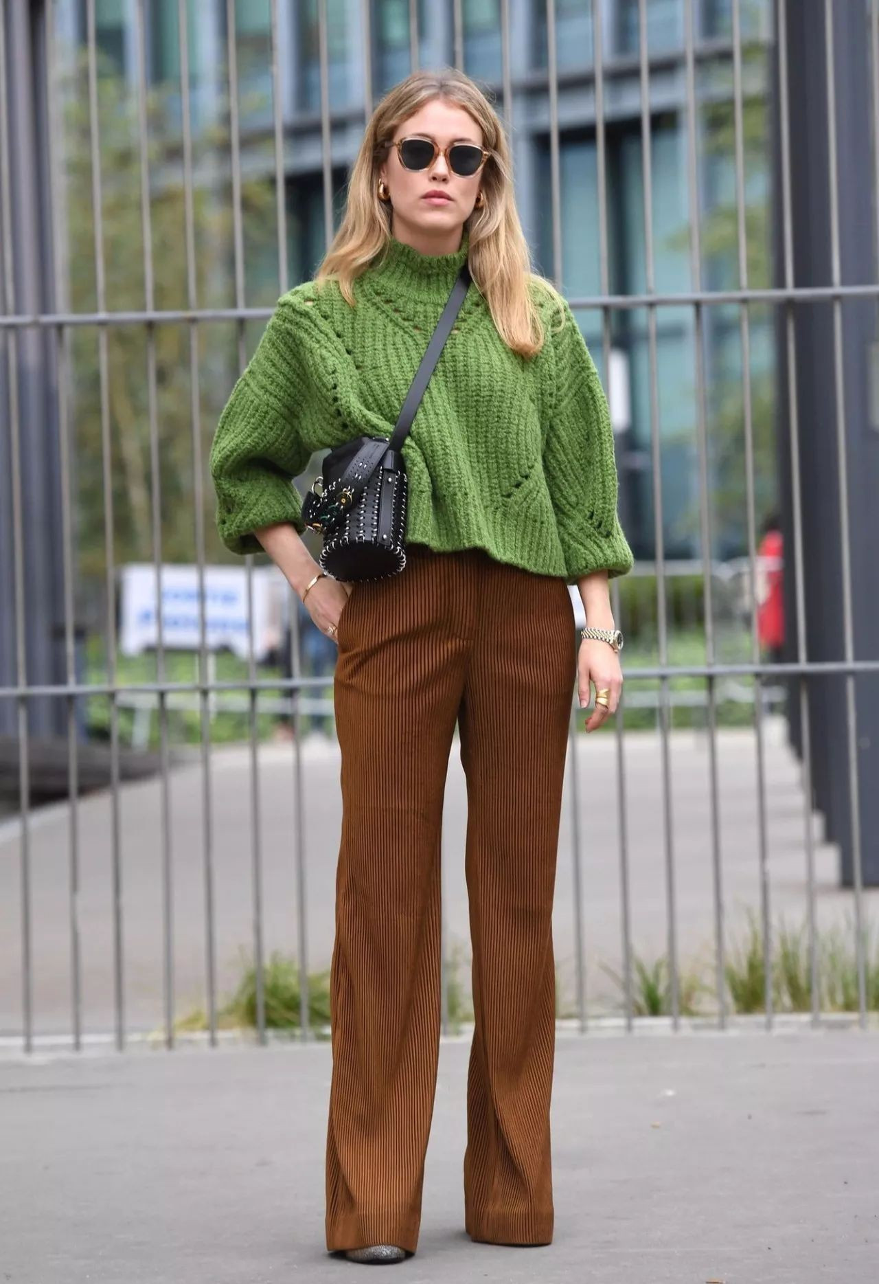 灯芯绒长裤保暖与时尚共存,夏季灯芯绒长裤穿搭