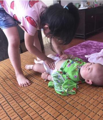 姐姐给婴儿弟弟换纸尿裤,姐姐给2岁弟弟换纸尿裤