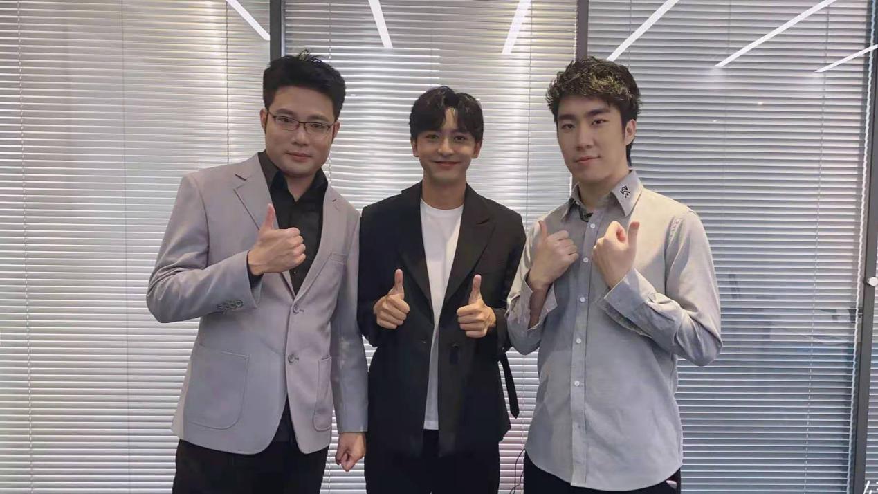 LOL霸哥试玩火叉流盖伦，单局16杀所向披靡，李佳航却吃醋了