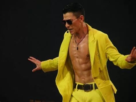 刘德华演唱会只唱3首就取消：不必道歉，敬业的人才会这样做！