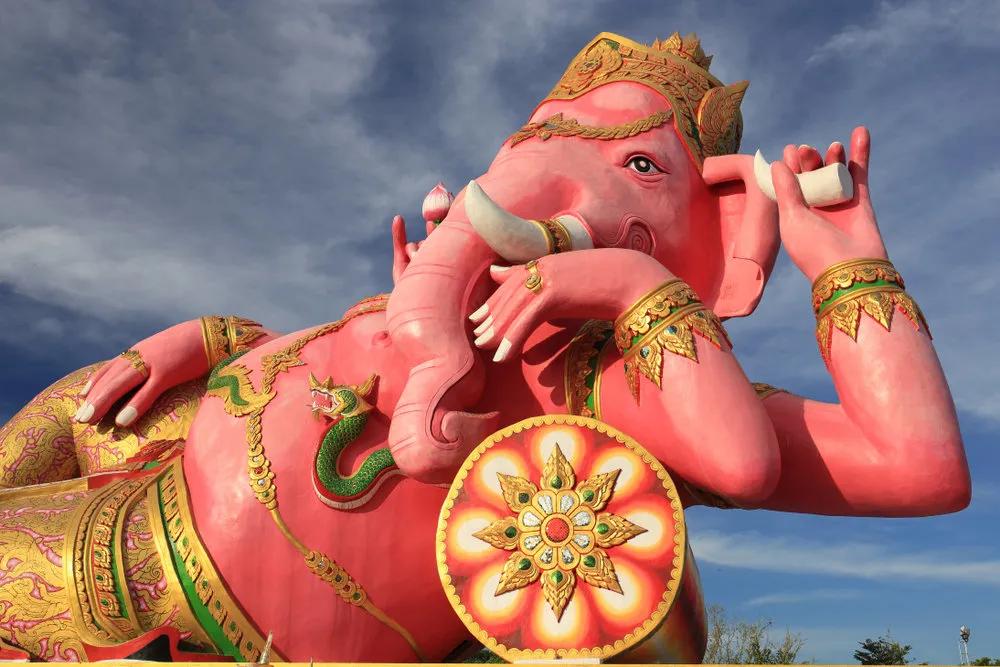 为什么泰国人要穿粉红色,去泰国为什么要穿红色衣服