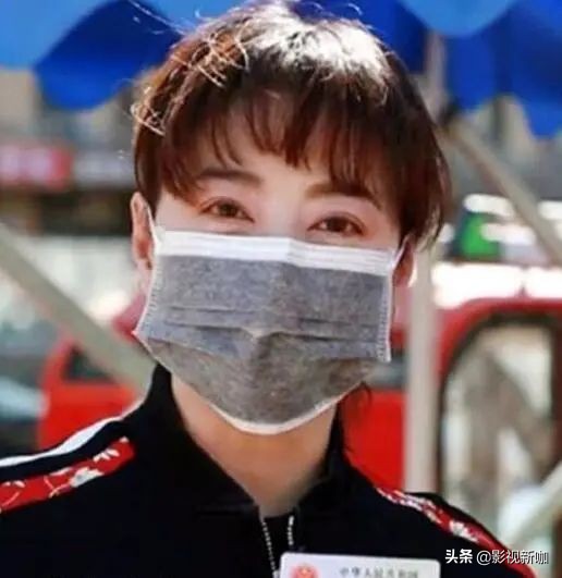 许久未见女友,周海媚谈恋情观