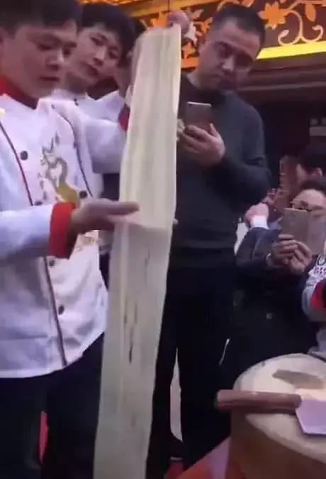 挑*刀战**工,一块面包切80片,中厨不说话拿出一截萝卜