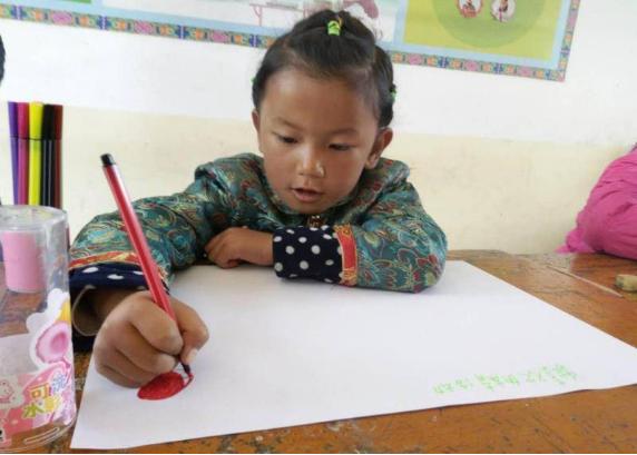 张晓钰助力线头公益#义卖星推官#，分享你最喜爱的义卖明星