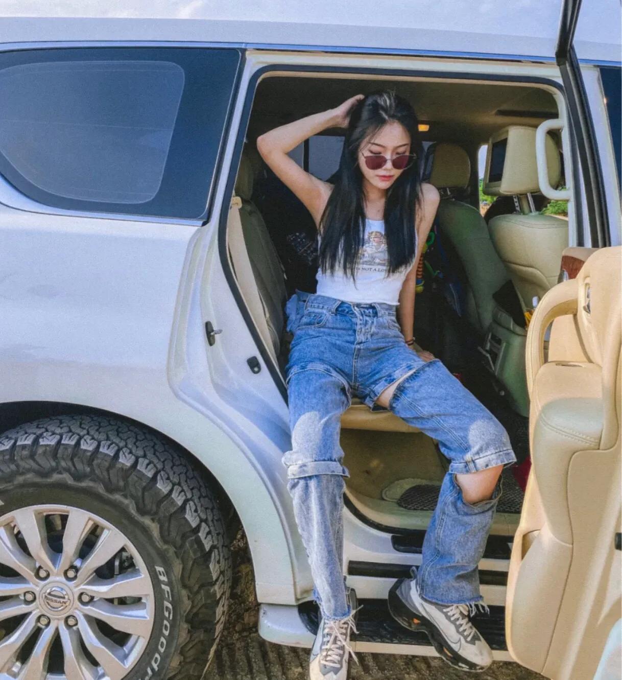 最流行的牛仔裤新穿法,穿牛仔裤不拉拉链是什么风格