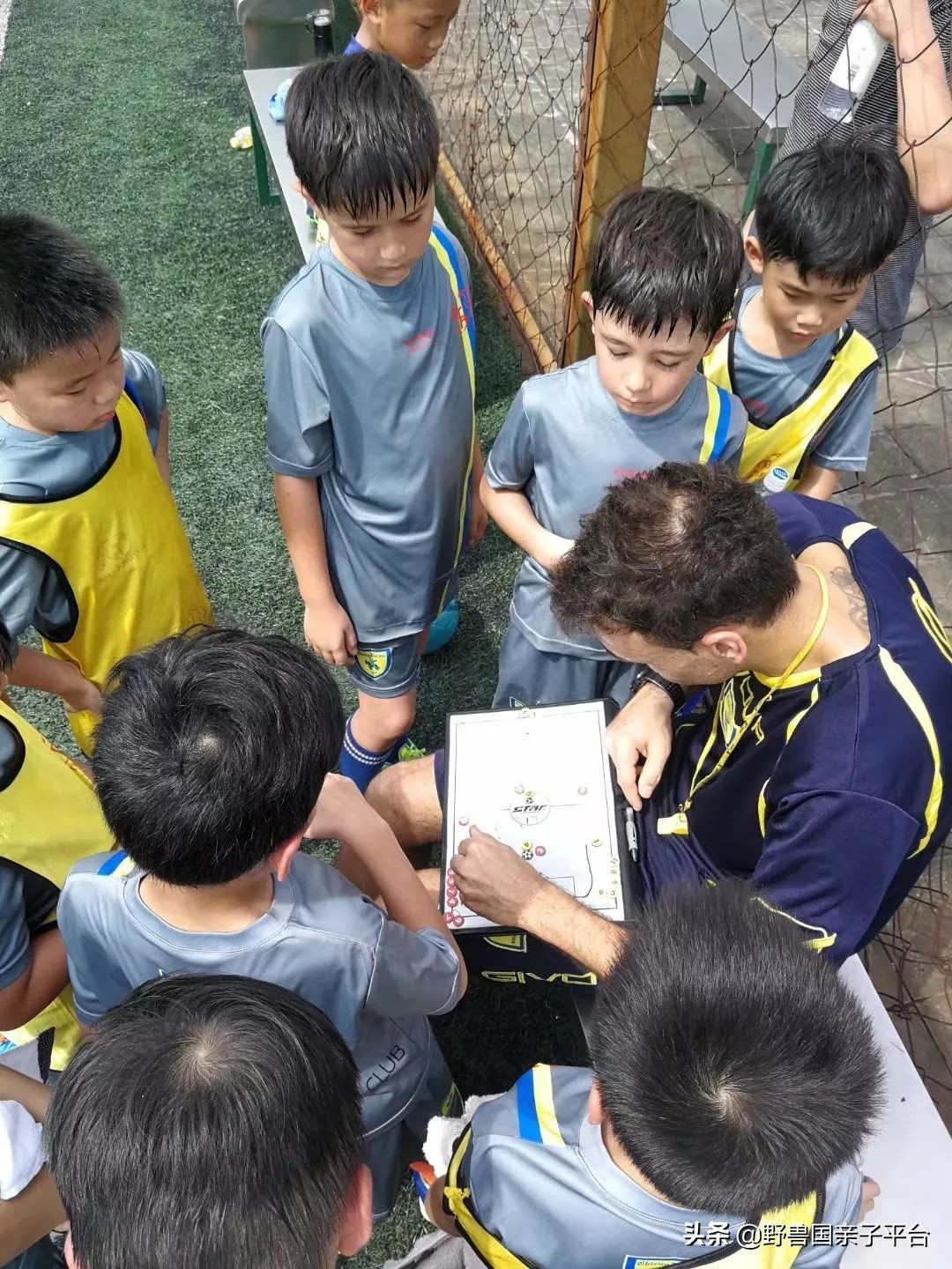 把最纯正意大利足球带来东莞,这个爸爸说足球应该这样学