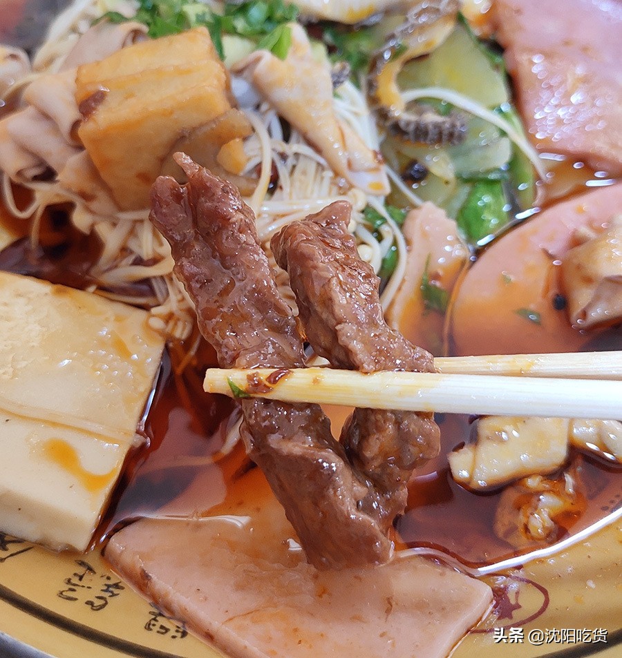 冒菜是一个神奇的存在，味道像牛油火锅，还可以蘸油碟配米饭