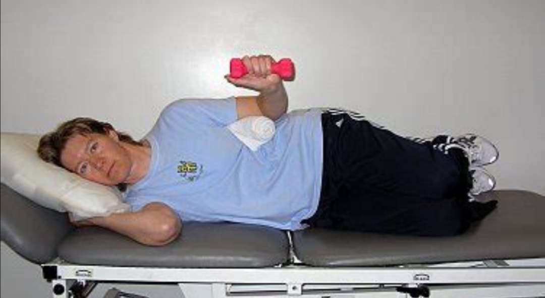 肩峰下撞击会引起什么症状,肩峰撞击导致手臂抬起来疼