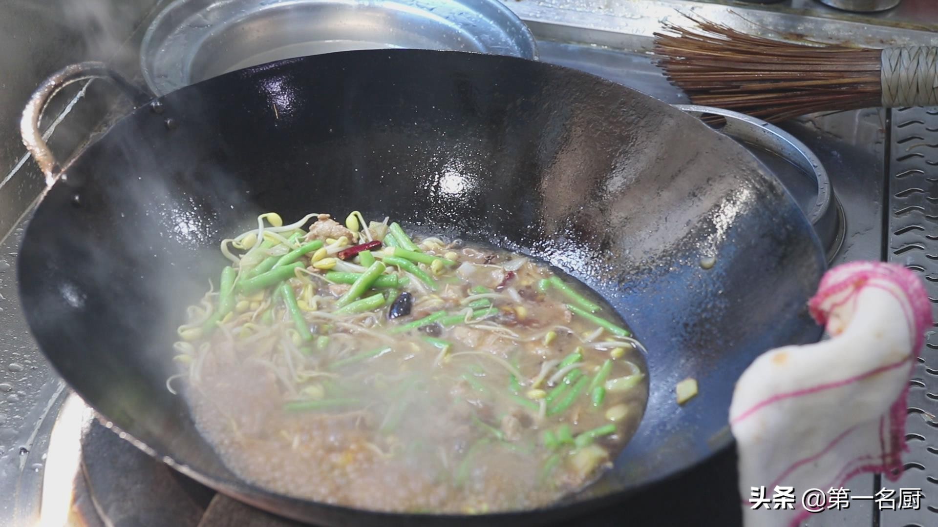 用铁锅炒的面条怎么做,生面条在锅里蒸的做法
