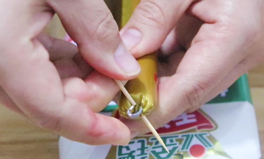 火腿肠包装袋怎么快速撕开,如何快速将火腿肠的包装去除