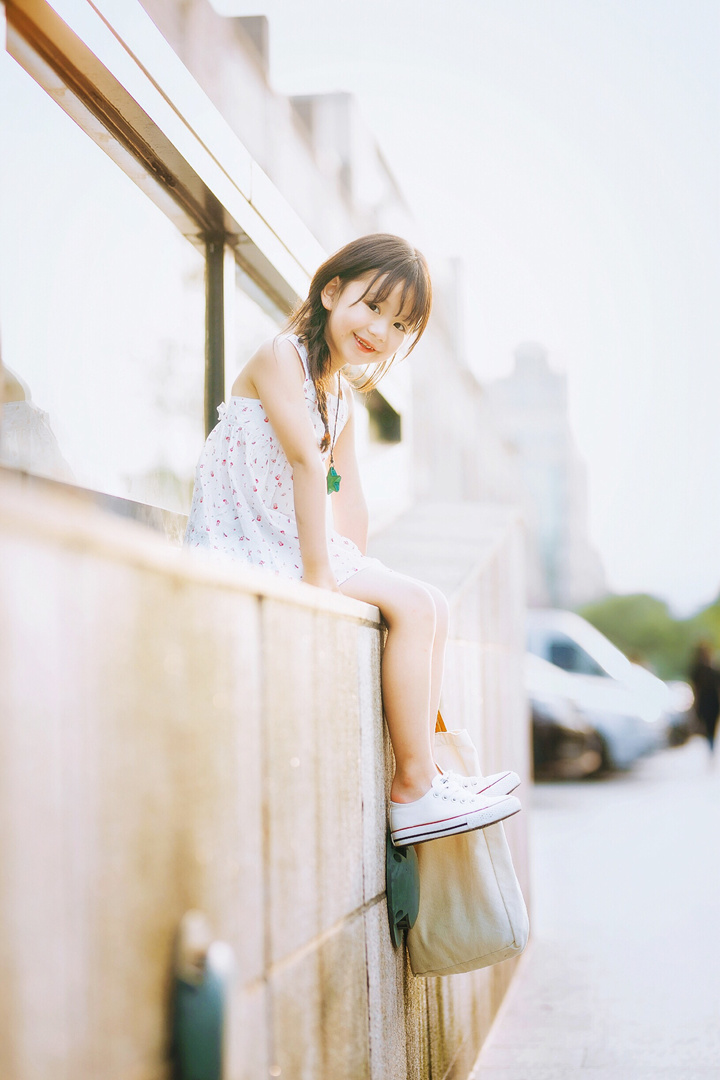 他所拍摄的萌娃温暖人心，满足了你对女儿的全部幻想