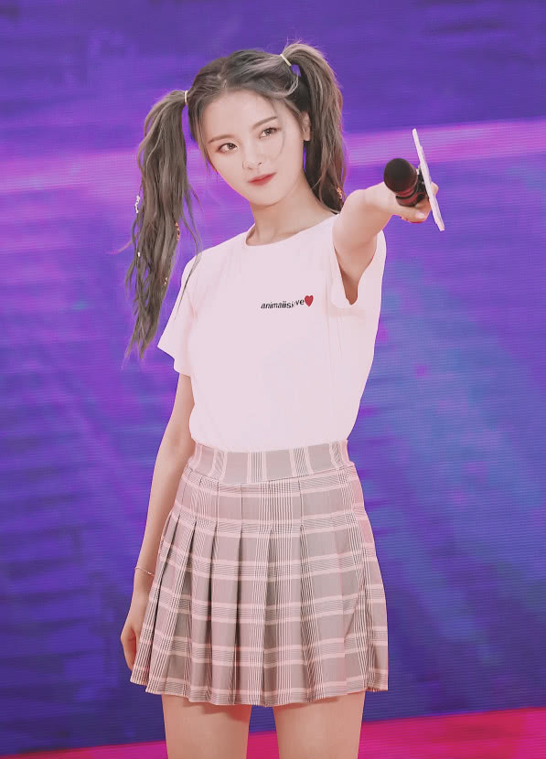 孟美岐和杨超越同框，一个爱秀腰，另一个爱秀腿，团粉都炸锅了