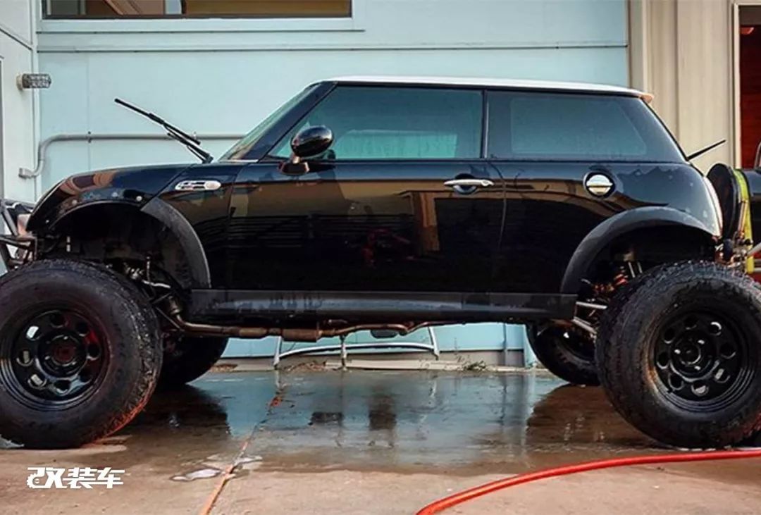 网友花费十几万，把MINI乡下人爆改成大脚怪