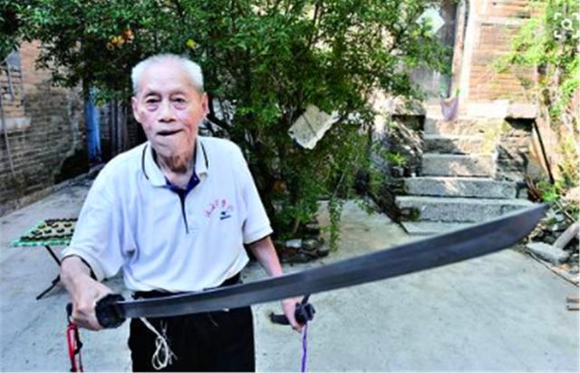 抗战老兵缴获一把日本军刀,抗日战争时期缴获日本皇族武士刀