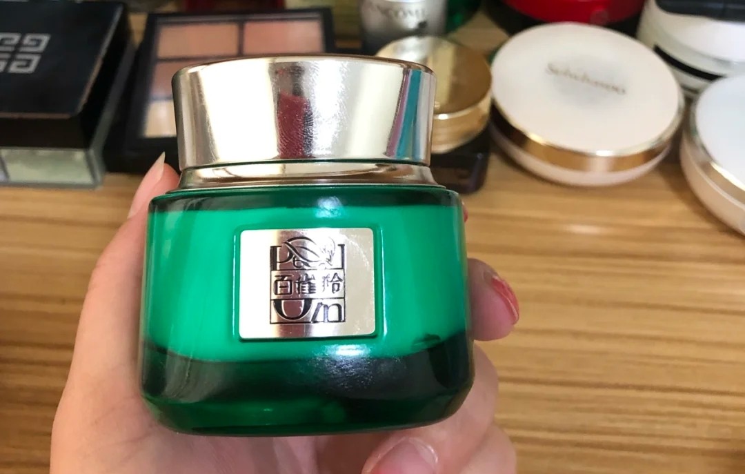 女孩买护肤品选哪几样,女人买护肤品买什么品牌