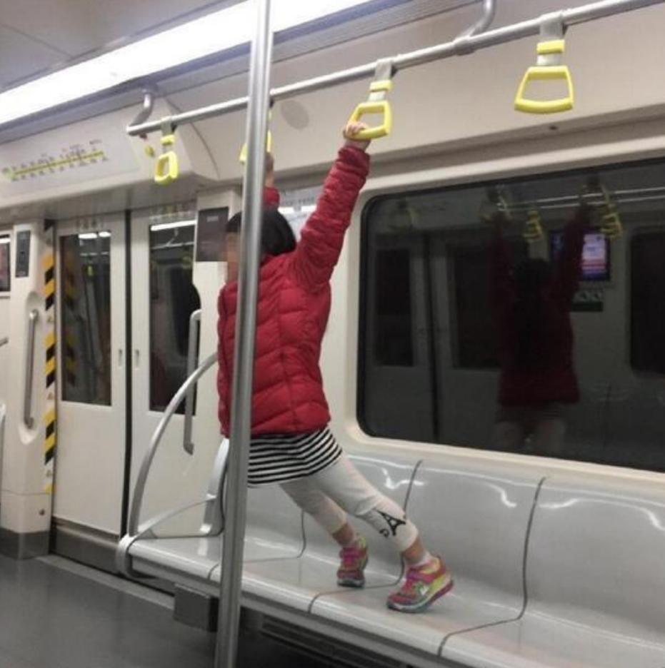 姐弟俩地铁上的“坐姿”火了，乘客纷纷夸赞：这才是真正的富养