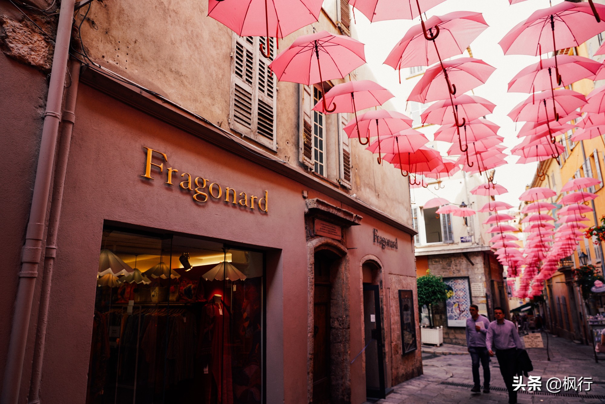 比巴黎浪漫还安全，南法海边的这几个风情小镇，好莱坞电影取景地