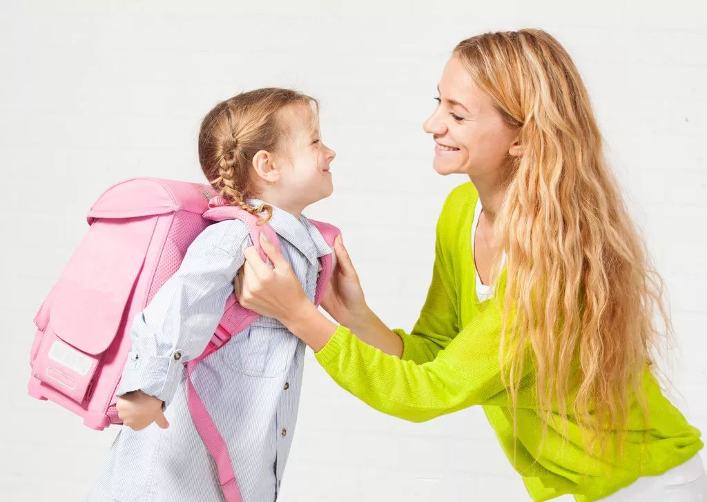 一边输液一边陪娃写作业,一边输液一边写作业