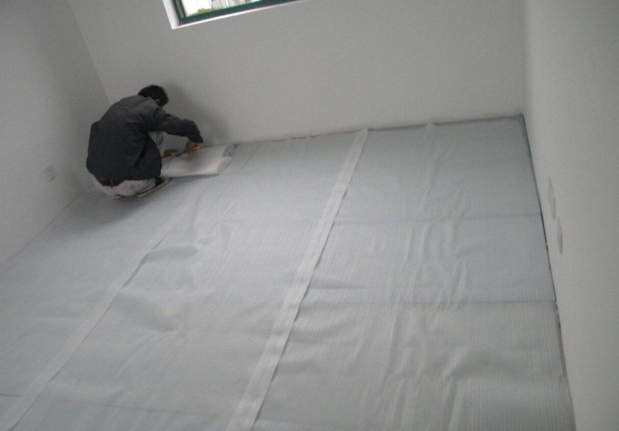 地板开裂拱起怎么办,刚铺的地板起拱是什么原因