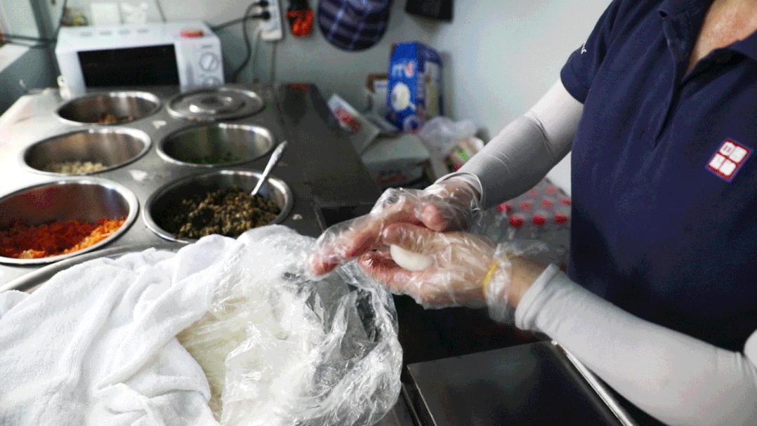 泉秀路上卖了17年的QQ米包,再不去吃就要失传了...