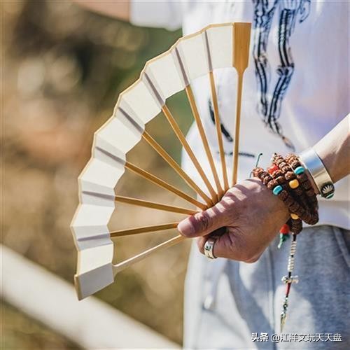 文玩扇子的盘玩方法,文玩扇子的盘玩方法和知识