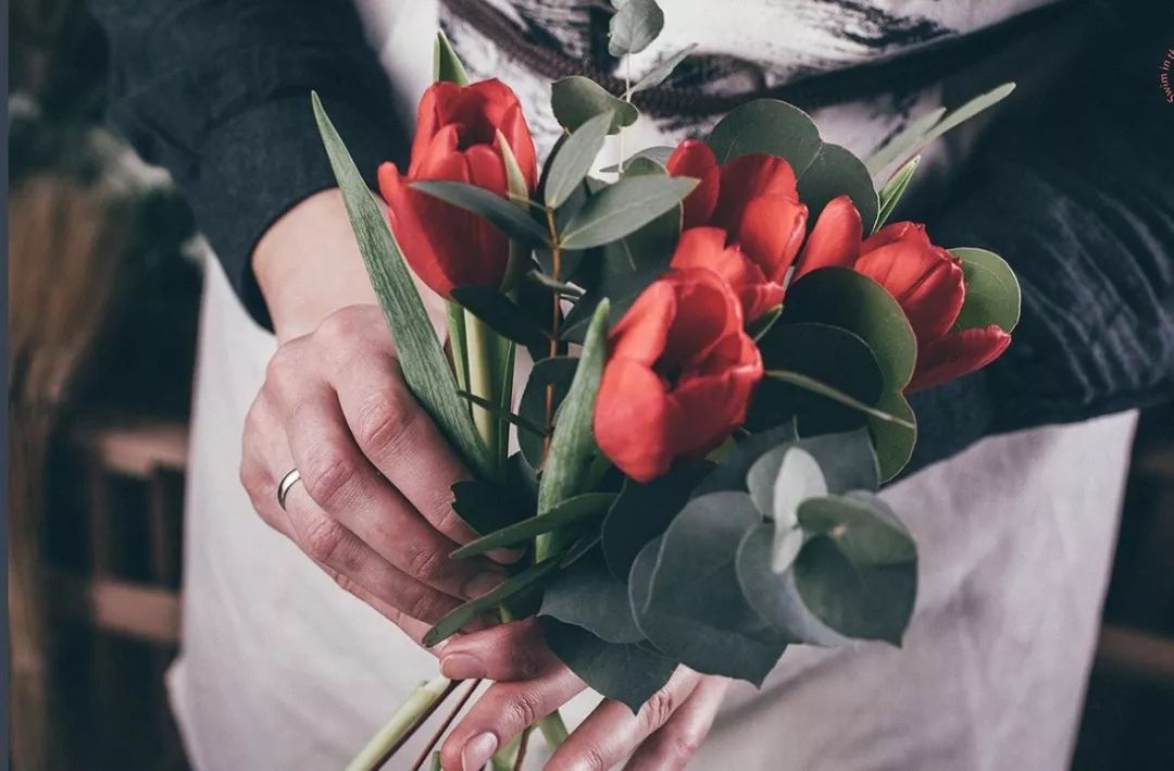 经济下行期影响鲜花生意吗,经济下行艺术行业