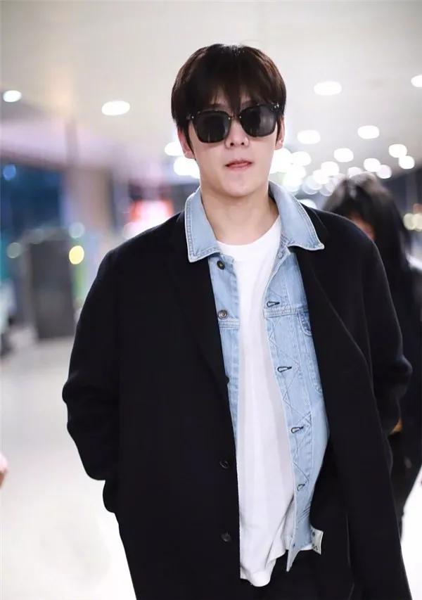 衬衫搭长裤，过度最合适，但我却爱上了王俊凯这件牛仔夹克