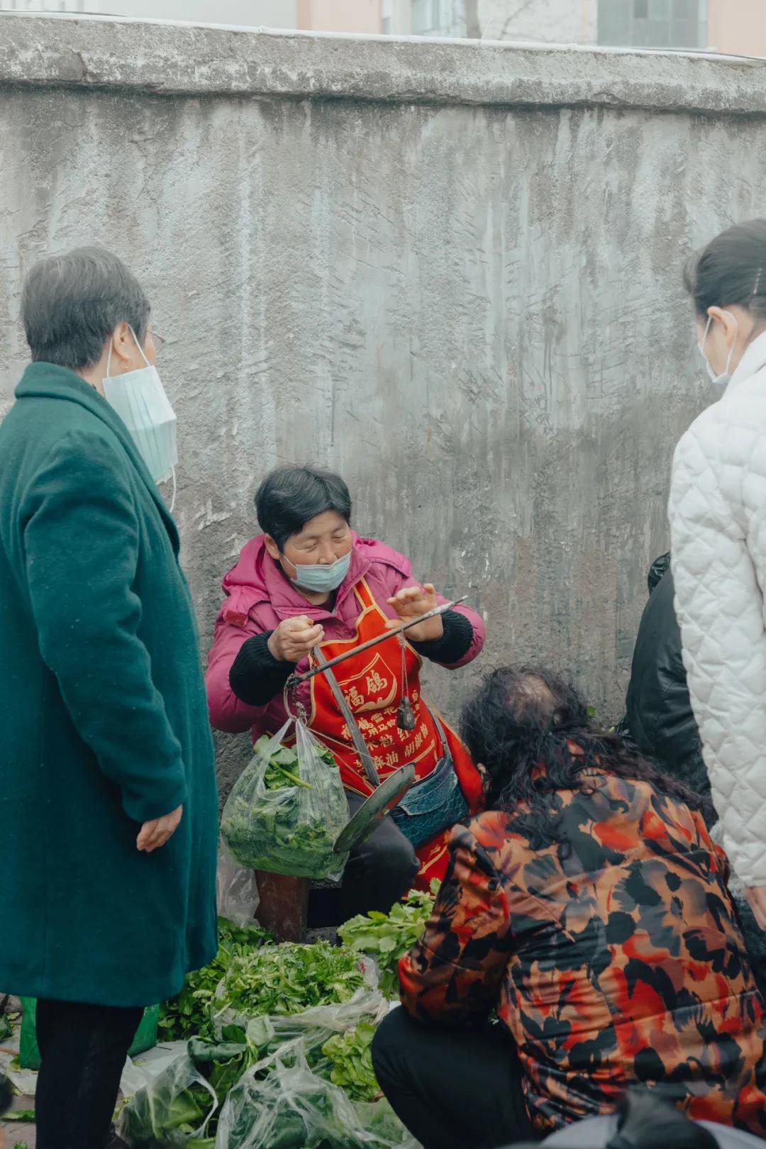 沙河边的野生菜市，是成都嬢嬢的狂欢现场