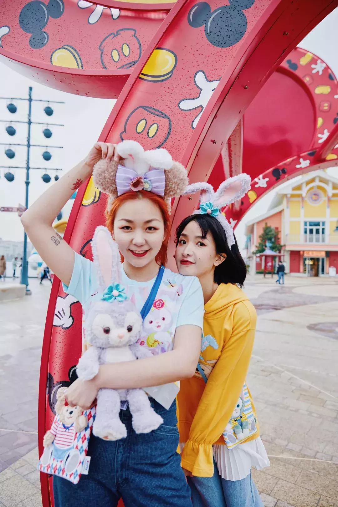 我们在上海迪士尼里玩耍了一天，发现穿的美才能玩的好！