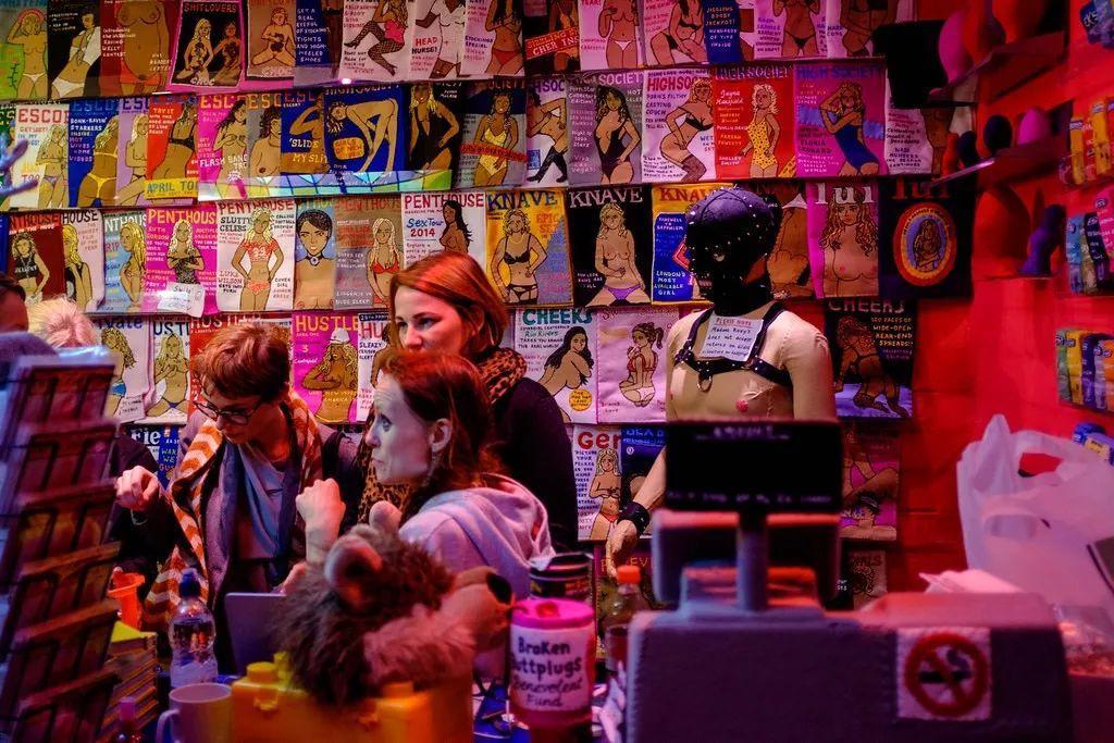 艺术家用一块布打造便利店、情趣用品店...生意却异常火爆