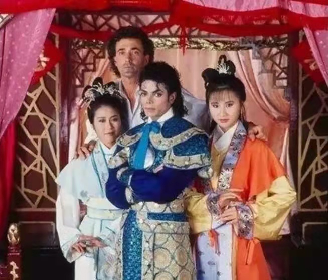 中山迈克尔杰克逊,迈克尔杰克逊跟中山老太太合影