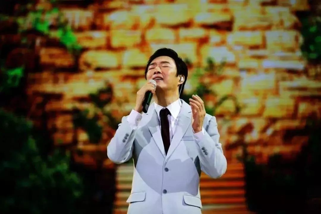 64岁费玉清告别歌坛,现场泪奔,万望珍重