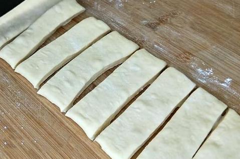 不用揉面不用擀面做小油条的方法,油条揉面小技巧