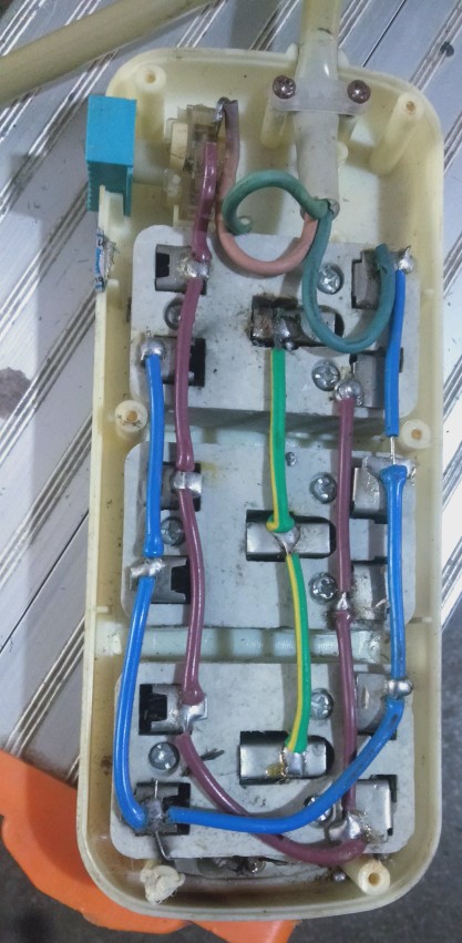 带开关灯头插座里面构造,四方形插座按钮内部构造