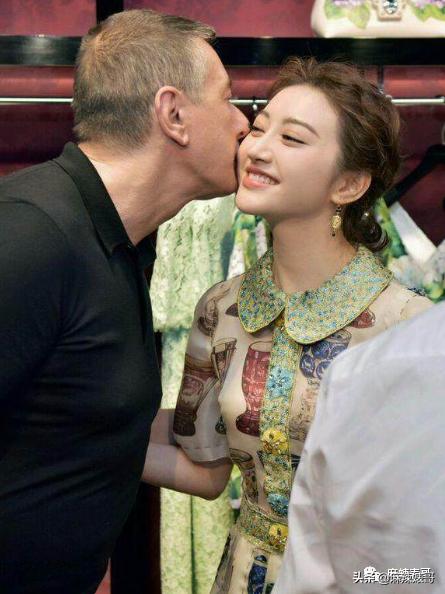 陈数和老公接吻照片,陈数老公回应搂抱年轻女子