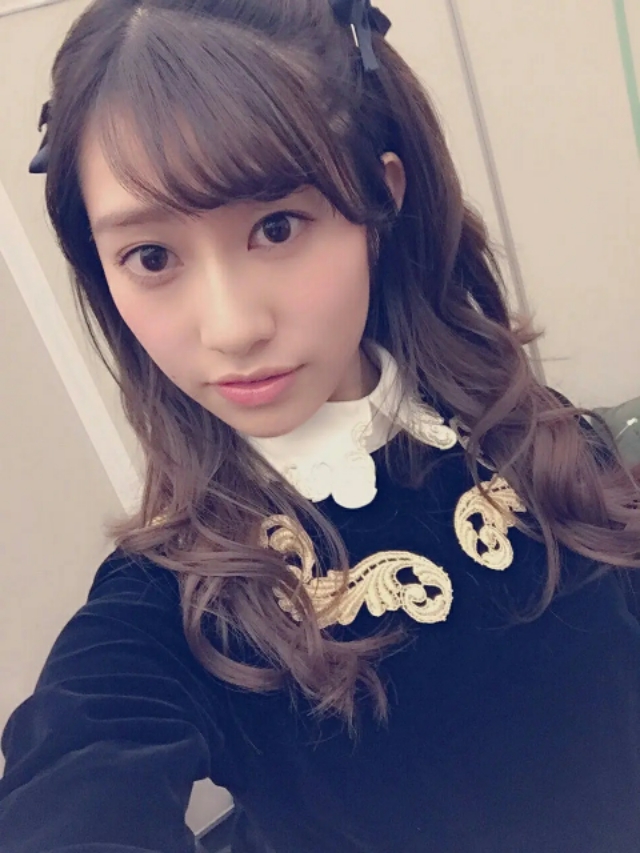 她是乃团的“废材”，是乃团的第一任队长，我们喜爱的婊队长