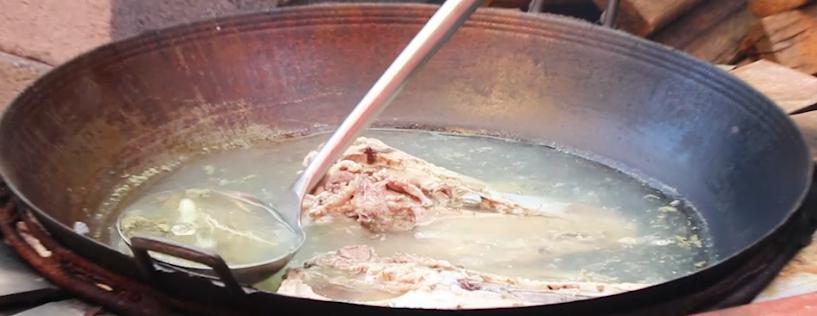 猪头肉这样吃才叫爽，农村大锅一炖，大块吃肉，口感丰富有食欲