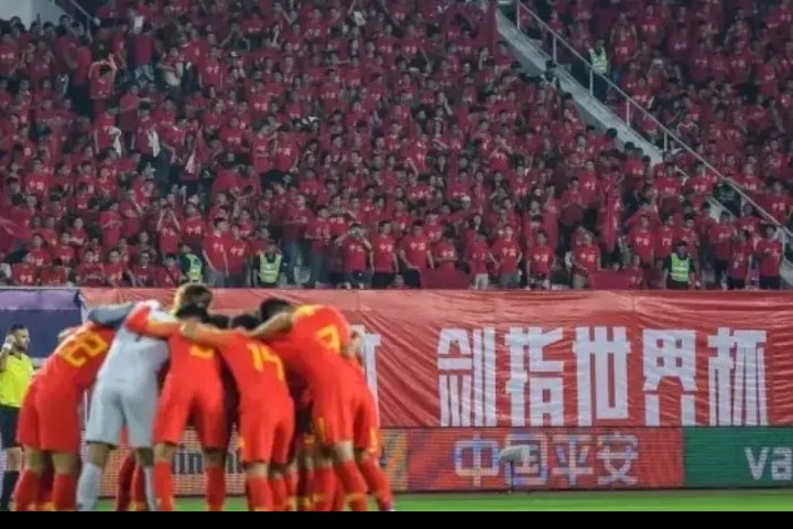 中国男足不敌日本队,中国男足对越南男足