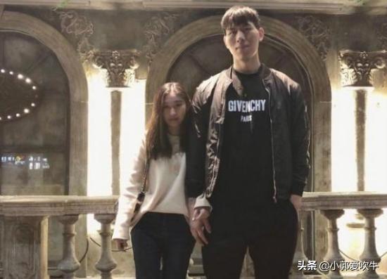 中国野球王者官宣啦！与未婚妻最萌身高差，野球收入远超CBA球员