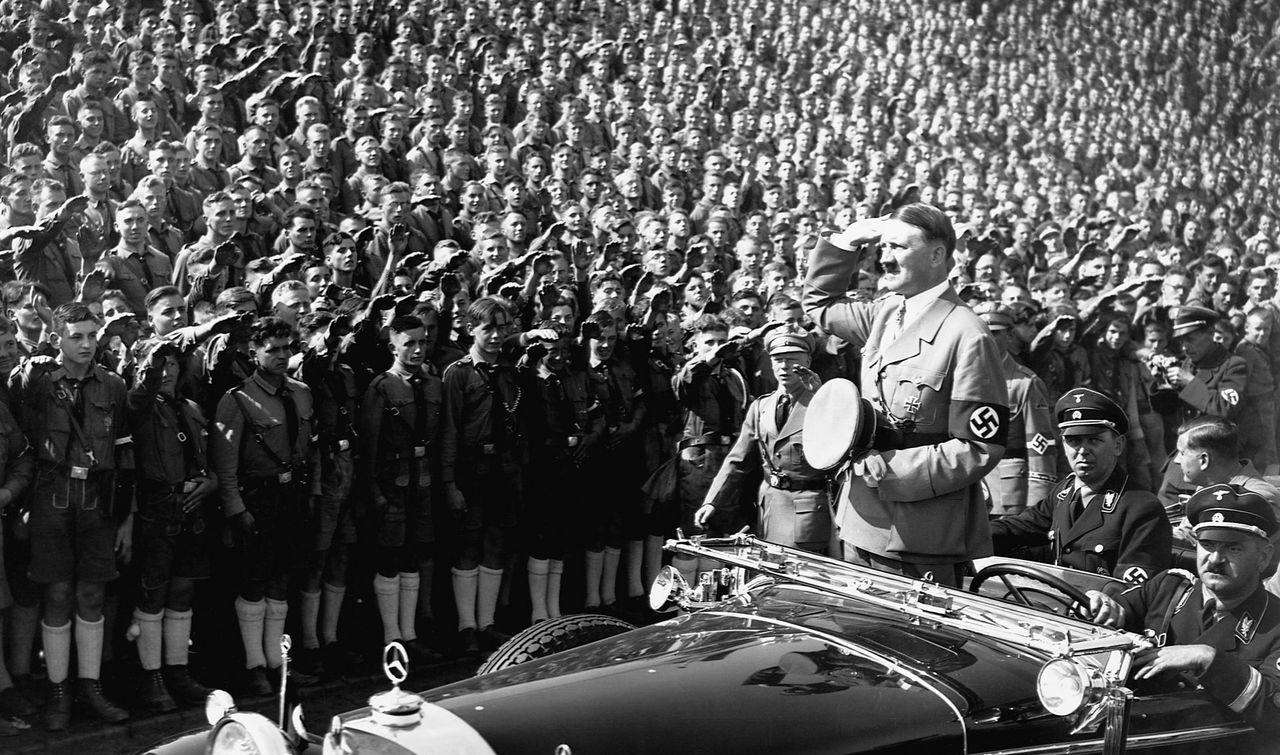 每节密封车厢塞两百犹太人，塞满两列火车，开向哪？当然是地狱