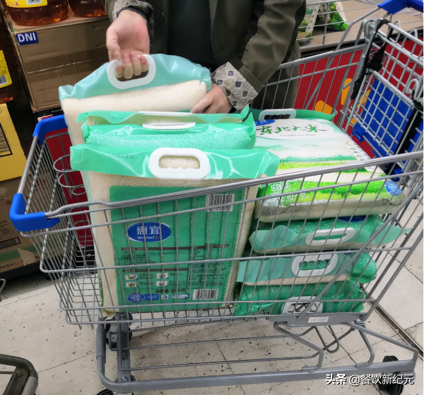 福州大爷大妈购买力爆发，老板无奈：不要互相伤害，不要买这么多