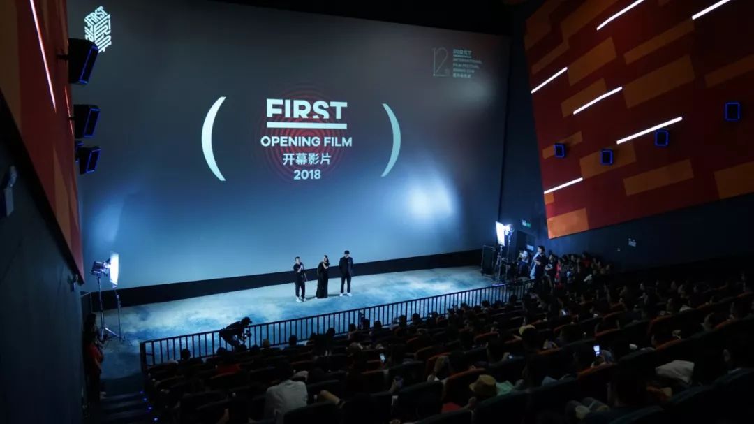 大象席地而坐有人说话,大象席地而坐