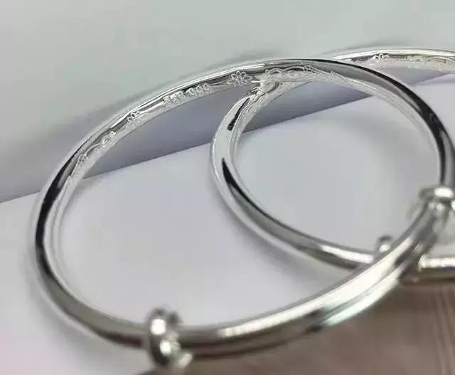 宝宝可以戴银的饰品吗,2岁宝宝可以戴纯银首饰吗