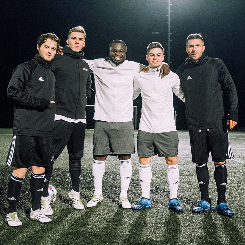 近期球员上脚战靴一览,波多尔斯基右脚